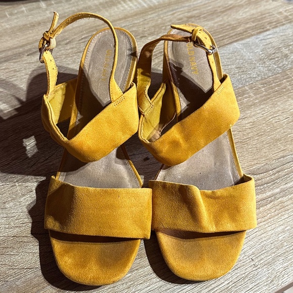 Old Navy Faux-Suede Slingback Block Heel Mustard - Picture 5 of 6